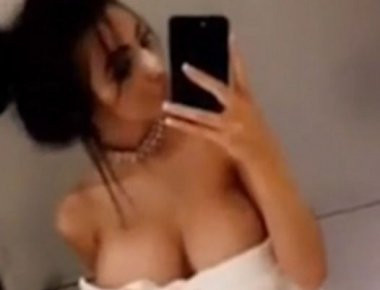 H Chloe Khan τα πέταξε όλα στο μπάνιο και αποφάσισε να τραβήξει βίντεο!